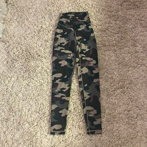 Arie. XS. Leggings. Camo green. Straight leg.